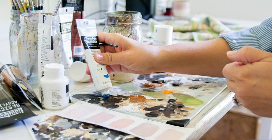 4 Must-Have Acrylic Painting Tools for Artists